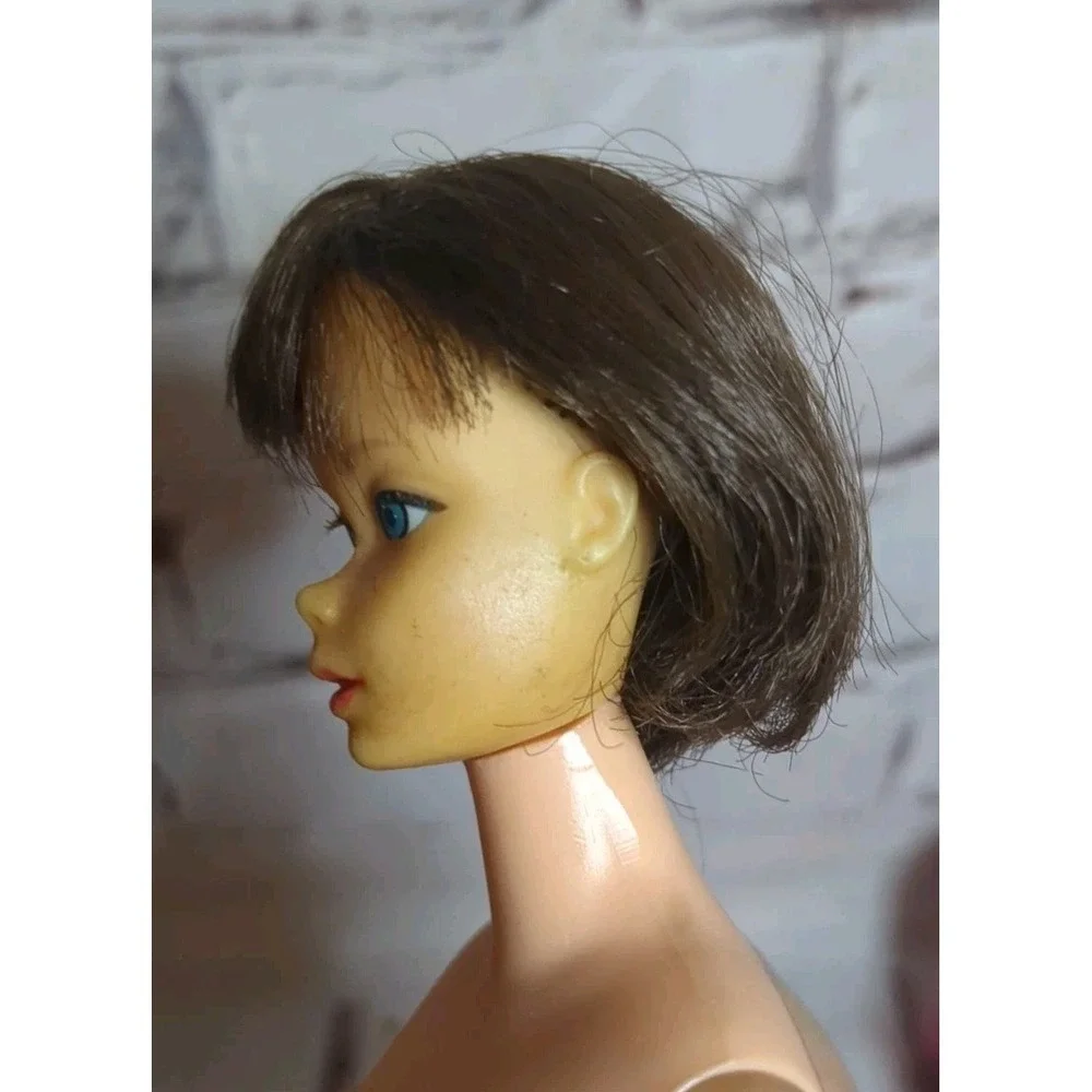 Vintage Barbie Brunette Hair Fair On Standard Straight Leg Body‎